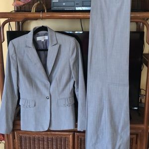 Beautiful lightweight Tahari business suit. Size 4